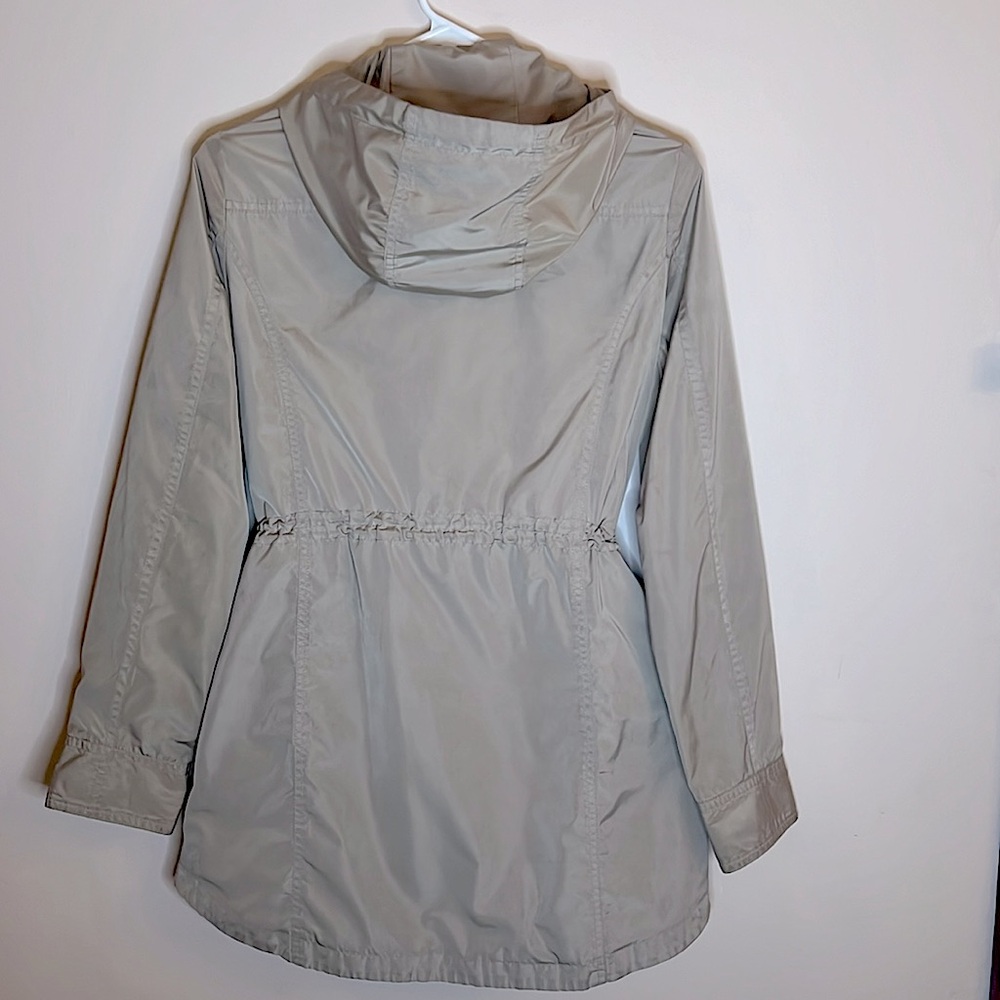 Michael Kors Lightweight Trench. - Picture 2 of 7